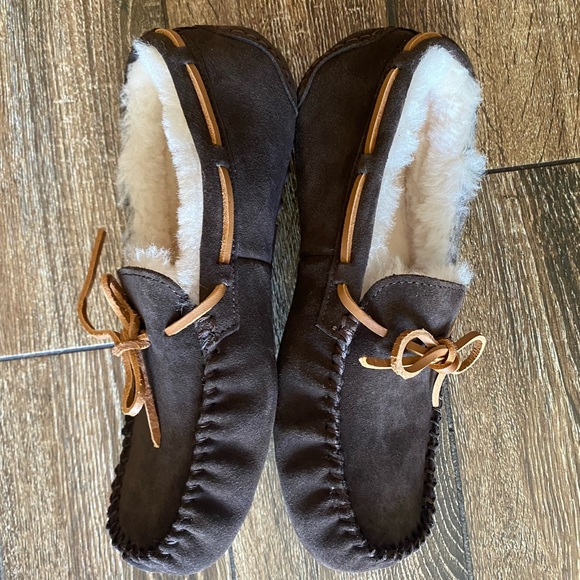 NWOT FIRESIDE by DEARFOAMS brown suede slip on slippers - Picture 9 of 14